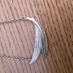 Goldtone double leaf necklace. 18"